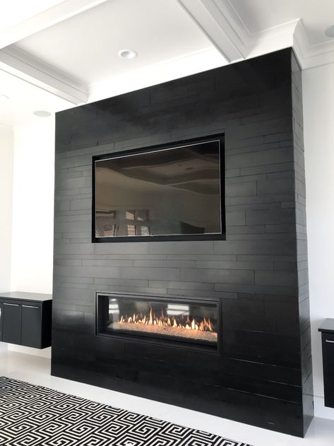 Wall Shiplap, Reka Bentuk Ruang Tamu, Fireplace Modern Design, Rumah Moden, Contemporary Fireplace Designs, Fireplace Feature Wall, Hiasan Dalaman Rumah, Reka Bentuk Dalaman, Minimalistic Interior