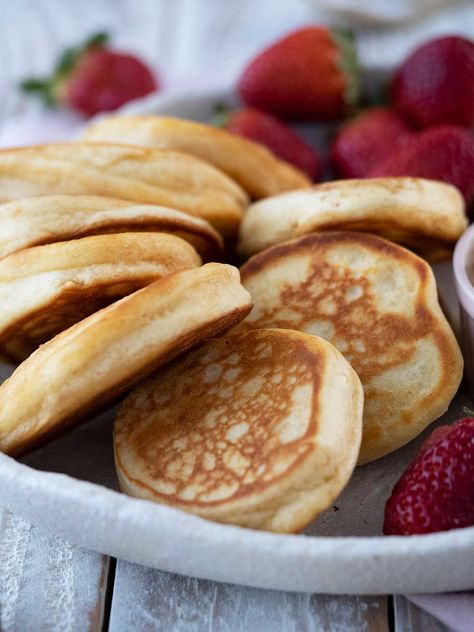 Australian pikelets are like mini pancakes and are served for breakfast or afternoon tea. This easy recipe made with pantry staples will have you enjoying these fluffy rounds of joy in no time. Breakfast Mini Pancakes, Puffy Pancakes Recipe, Mini Fluffy Pancakes, Pikelets Recipe Easy, Mini Pikelets, Bluey Breakfast, Ontbyt Idees, Pancake Cookies, Australian Breakfast