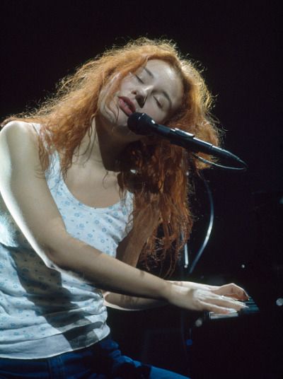 Tori Amos Aesthetic, Tori Amos 90s, 90s People, Backless Vest, 90s Bands, Pj Harvey, Tori Amos, Love Pain, Quoi Porter