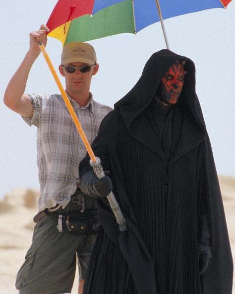 30 Photos From Behind the Scenes of Hollywood Movies Dark Maul, Jar Jar Binks, Outlander Casting, Dark Vador, The Dark Tower, Best Makeup Artist, Star Wars Celebration, The Phantom Menace, Darth Maul