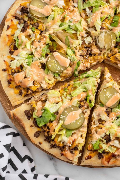 big mac pizza served on top of wooden tray. Big Mac Pizza With Cottage Cheese Crust, Big Mac Flatbread, Pizza With Ground Beef, Big Mac Pizza Recipes, Ground Beef Pizza, Big Mac Pizza, Big Mac Burger, Mac Burger, Classic Hamburger