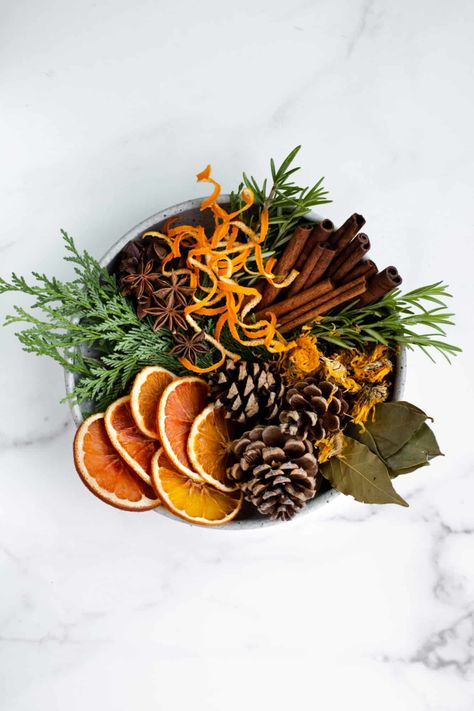 Potpourri Diy, Diy Potpourri, Fall Potpourri, Homemade Potpourri, Dried Potpourri, Simmer Pot Recipes, Potpourri Recipes, Dried Orange Peel, Deco Table Noel