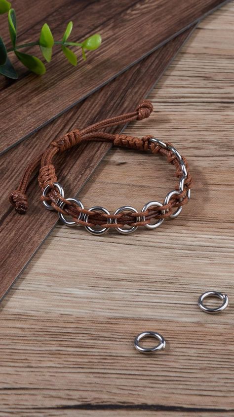 Rings Video, Leather Bracelet Tutorial, Braided Bracelet Diy, Diy Leather Bracelet, Leather Jewelry Diy, Bracelets Handmade Diy, Cord Jewelry, Jewelry Knots, Wire Jewelry Designs