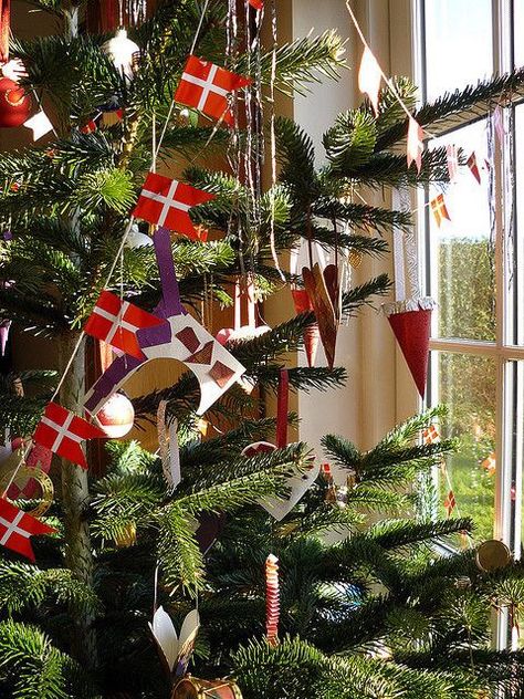 Garlands of Danish flags are a traditional decorations on Danish Christmas trees. Danish Flag, Danish Culture, Danish Christmas, Scandi Christmas, Nordic Christmas, Noel Christmas, Scandinavian Christmas, Christmas Love, Christmas Joy