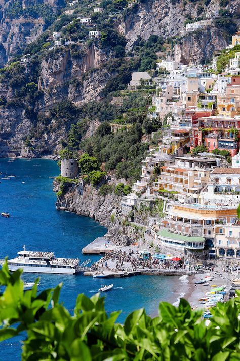 The iconic view of the main port in Positano, Italy. Italy Aesthetic House, Italy Coast, Holiday In Italy, Italy Holiday, Positano Italy, Italy Trip, Italy Aesthetic, Pretty Landscapes, Dream Trip