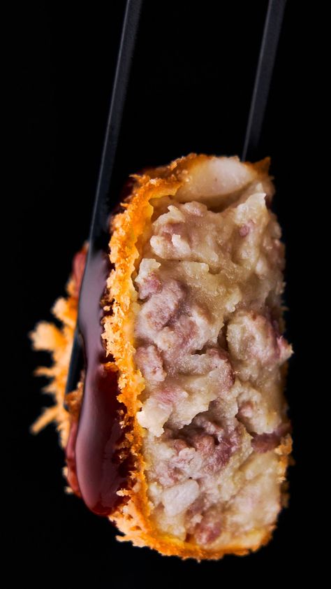 This crispy Japanese potato croquette (Korokke) is filled with a velvety potato filling studded with sweet caramelized onions and hand-minced pork. Japanese Potato Croquettes, Japanese Croquette, Potato Croquette, Japanese Meals, Japanese Potato, Potato Filling, Croquettes Recipe, Potato Croquettes, Minced Pork