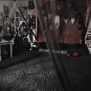 Instagram • Chats Goth Bedroom Ideas, Gothic Homes, Goth Bedroom, Gothic Room, Cool Room Decor, Goth Home Decor, Horror House, Dream House Rooms, Pretty Room