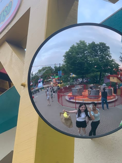 Concave Mirror Selfie, Aesthetic Park Pictures With Friends, Amusement Park Instagram Story, Theme Park Aesthetic Friends, Amusement Park Pictures Ideas, Amusement Park Pictures, Amusement Park Photo Ideas, Pictures To Recreate With Friends, Summer Amusement Park