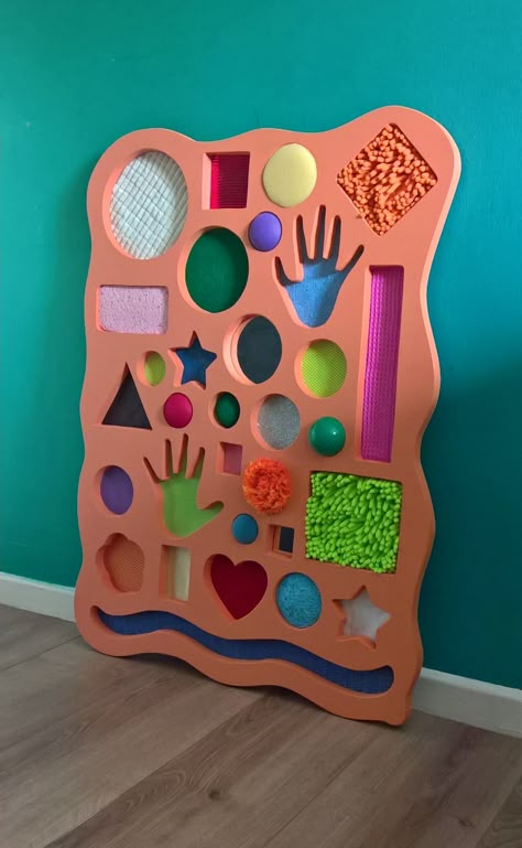 Interactive Sensory Wall, Preschool Sensory Wall, Daycare Baby Room Ideas Infants, Sensory Bulletin Board, Sensory Board Ideas, Diy Sensory Wall, Panel Sensorial, Sensory Materials, Diy Sensory Toys