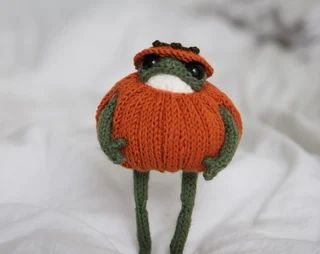 HeKnit - Etsy Frog Knitting Pattern, Frog Knitting, Miniature Knitting, Pumpkin Outfit, Crochet Frog, Crochet Turtle, Pumpkin Costume, Frog Design, Pumpkin Pattern