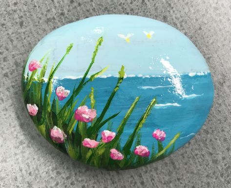 Rock Ideas For Garden, Big Stone Painting, Rock Painting Ideas For Boyfriend, Big Rock Painting Ideas For Garden, Nature Rock Painting, Flat Rock Painting Ideas, Things To Paint On Rocks Aesthetic, Rock Painting Ideas Ocean, Rock Painting Summer