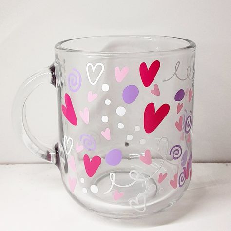 Valentines Vinyl Ideas, Valentines Coffee, Clear Coffee Mugs, Valentine Doodle, Diy Glasses, Doodle Heart, Painted Coffee Mugs, Coffee Valentines, Diy Cups