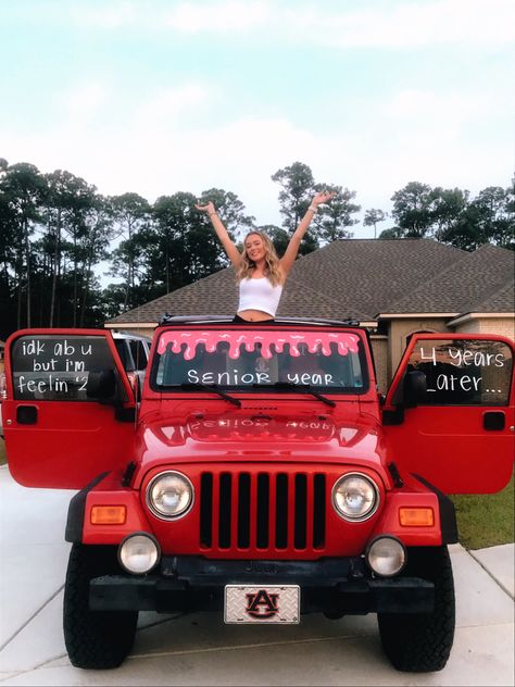 car decorating Senior Grad Car Decor, First Day Of Senior Year, Senior Year Diy, Senior Year Things, Senior Week, Senior Year Fun, Senior Year Pictures, Senior Crowns, Spirit Week Outfits