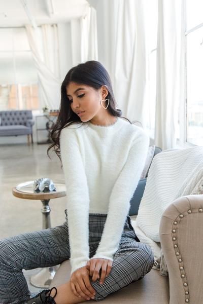 White Cropped Sweater Outfit, White Fuzzy Sweater Outfits, White Fuzzy Sweater, Cropped Sweater Outfit, Fuzzy Sweater Outfit, White Sweater Outfit, New Year’s Eve Outfit, Winter Sweater Outfits, Fur Clothing