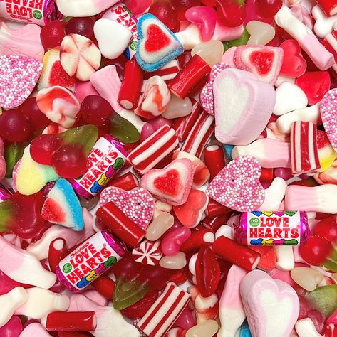 Valentines Candy Gifts, Husband Wife Love, Love Heart Sweets, Popcorn Gift, Food Hampers, Heart Themed, Sweet Box, Valentine Candy, Treat Gift