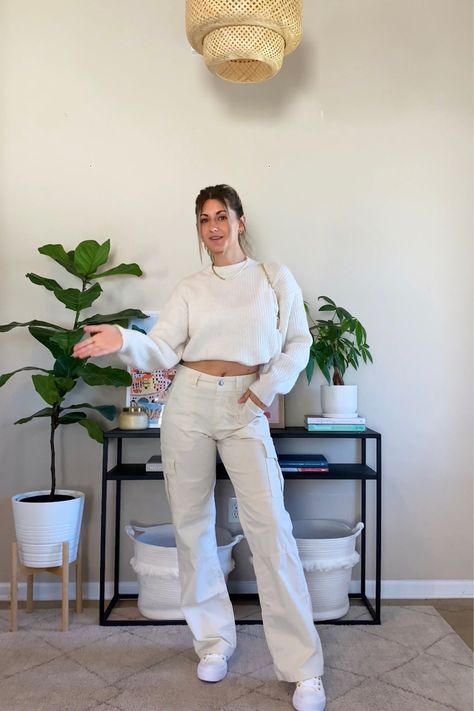 Cream White Cargo Pants Outfit, White Cargo Pants Outfit Fall, Cream Pants Outfit Winter, Sweater Autumn Outfit, Monochromatic Outfit Fall, Cream Cargo Pants Outfit, Tan Cargo Pants Outfit, Cargo Pants Cream, Cargo Pants Outfit Fall