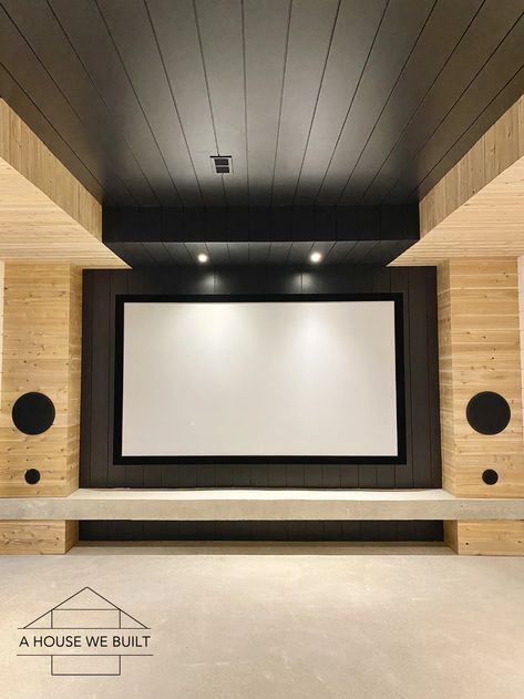 Modern Theatre Room, Family Room Makeover Ideas, Style Tv Wall, Tv Wall Inspiration, Modern Southern Home Decor, Tuxedo Kitchen, Family Basement, Ranch Interior, Basement Movie Room