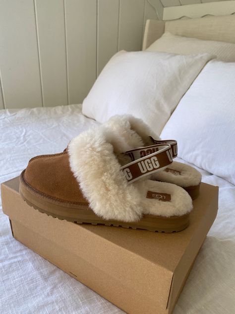 Ugg Fits Y2k, Uggs Funkette, Ugg Funkette Outfits, Ugg Slides Outfit Ideas, Fuzzy Uggs, Ugg Slides Outfit, Preppy Slippers, Aesthetic Uggs, Uggs Sandals