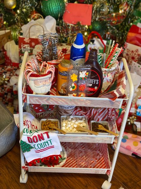 Christmas Movie Night Set Up, Christmas Hang Out Ideas, Christmas Slumber Party Ideas For Teens, Christmas Theme Sleepover Ideas, Christmas Outdoor Movie Night, Outdoor Christmas Movie Night, Christmas Party Sleepover, Kids Christmas Movie Night, Christmas Night Ideas