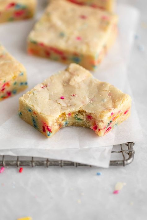 Give your favorite soft, chewy blondies a festive spin with a handful of colorful sprinkles! These funfetti blondies are made in just 1 bowl and will brighten any day! Easy Blondie Recipe, Funfetti Brownies, Birthday Blondies, Baking With Blondie, Funfetti Blondies, Blondie Bars, Broma Bakery, Blondie Brownies, No Bake Bars