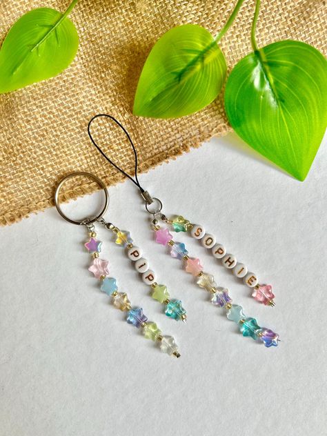 Bead Keychain Ideas, Beaded Keyrings, Pony Bead Jewelry, Beaded Star, Star Beads, Glass Stars, Handmade Jewelry Tutorials, Diy Keychain, Beaded Jewelry Patterns