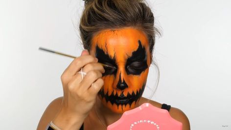 This is a guide to doing pumpkin makeup for Halloween. Learn how to do creepy DIY pumpkin makeup with cheap face paint, using this easy step-by-step tutorial. Easy Pumpkin Faces, Pumpkin Makeup Ideas, Creepy Diy, Pumpkin Makeup, Pumpkin Face Paint, Halloween Makeup Kits, Black Face Paint, Scary Pumpkin Faces, Makeup For Halloween