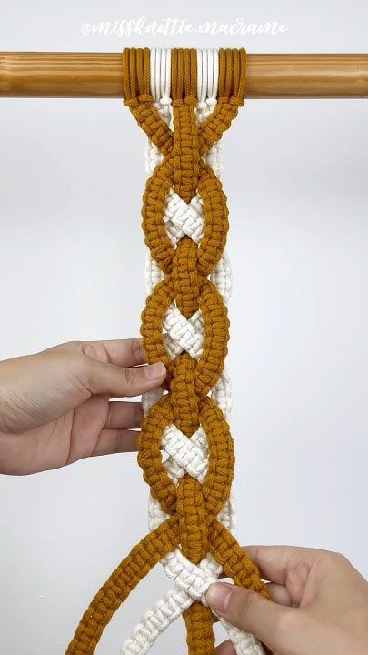 Modern Macrame Diy, Macrame Hair Clip Holder, Macrame Patterns Tutorials Videos, Macrame Tassel Diy, Cat Hammock Pattern, Macrame On Driftwood, Macrame Kids Room, Mural Macrame, Macrame Tutorial Beginner