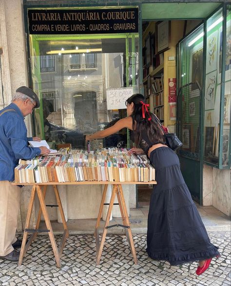 vintage book store aesthetic maxi skirt outfir messy french girl lacy ribbon in hair european summer vibe French Girl Aesthetic, Italian Summer, Oui Oui, Summer Dream, Summer Photos, European Summer, Book Store, French Girl, Looks Style