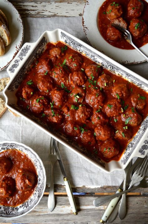 Meatballs in Wine Sauce, Albóndigas en Salsa, a Classic Albondigas Meatballs Recipe, Meatballs In Red Wine Sauce, Red Wine Meatballs, Meatballs In Red Sauce, Homes In Spain, Minced Beef Recipes, Meatball Sauce, Minced Beef, Meatball Recipes Easy