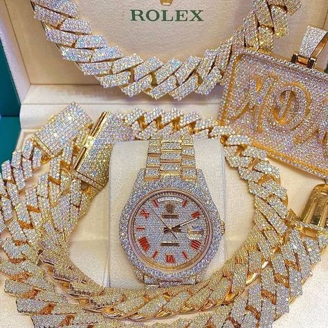 Chain Necklace Outfit, Caribbean Queen, Rose Gold Chain Necklace, Dope Jewelry Accessories, Hublot Watches, Expensive Jewelry Luxury, Rich Girl Lifestyle, Amazing Watches, Jewelry Accessories Ideas