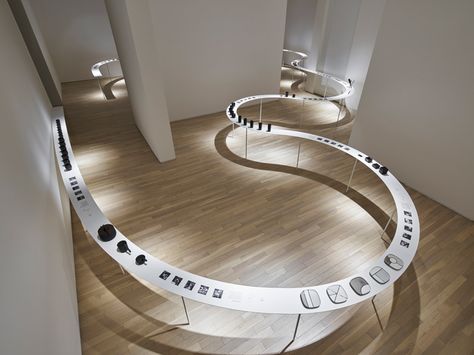 nendo's exhibition 'colourful shadows' showcases pieces that have been displayed on a curving table that seemingly floats around the spaces. Nendo Design, Retail Design Display, Museum Exhibition Design, Museum Displays, Exhibition Display, Tableware Collection, Environmental Design, Exhibition Space, Exhibition Stand