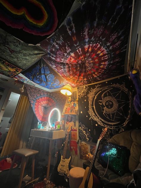 hippie tapestry bedroom vanity guitar maximalism Hippy Room Aesthetic, Tapestry Room Aesthetic, Tapestry Bedroom Hippie, Hippie Rooms, Hippie Room Decor Diy, Trippy Room Ideas, Hippie Room Aesthetic, Hippie Bedroom Ideas, Maximalism Bedroom