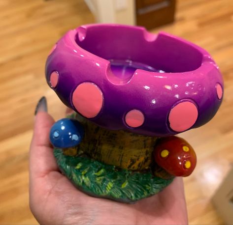 Trippy Pottery Ideas, Mushroom Clay Ashtray, Air Dry Clay Ideas Mushroom, Cool Ash Trays Clay, Ceramic Ash Tray Ideas, Clay Ideas Ashtray, Clay Ashtray Ideas Trippy, Cool Ash Trays, Clay Rolling Tray Diy