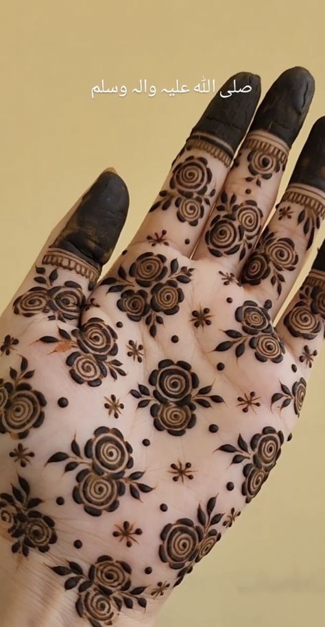 Beautiful Mehendi Degins, Mhndi Dsgns Aesthetic, Asthetic Mehandi Designs Simple, Mehedi Degins Simple Aesthetic, Trendy Mehndi Designs Back Hand, Trendy Mehendi Designs, Mehedi Degins, Diwali Henna, Thouseens Henna