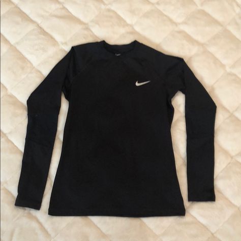 Excellent Nwot Nike Long Sleeve Work Out Shirt With Mesh Elbows And Neck. No Rips Tears Stains Or Holes Nonsmoking Home Nike Shirt Long Sleeve, Simple Shirts For Women, Work Out Shirts For Women, Cute Shirts For School, Nike T Shirts Women, Nike Clothes Aesthetic, Nike Clothes Women, Tight Fitted Shirt, Nike Compression Shirt