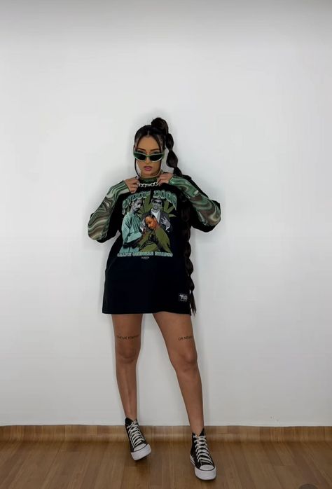 Oversized Shirt Concert Outfit, Trap Outfit Girl Concert, Summer Rap Concert Outfit Ideas, Simple Rave Outfits Plus Size, Rave Simple Outfits, Big T Shirt Concert Outfit, Music Festival Outfit Ideas Plus Size, Drake Concert Outfit Ideas Summer, Plus Size Hip Hop Concert Outfit