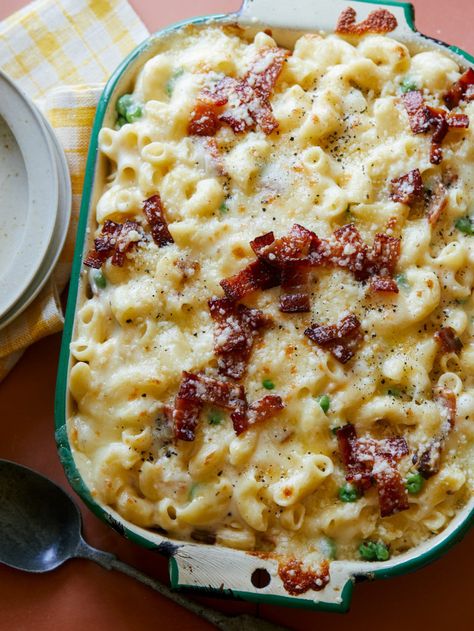 Creamy Baked Carbonara Mac and Cheese Cheese Dinner Recipes, Mac And Cheese Dinner, Homemade Carbonara, Peas And Bacon, Cheesy Pasta Recipes, Bake Mac And Cheese, Spoon Fork Bacon, Cheese Dinner, Bacon Mac And Cheese