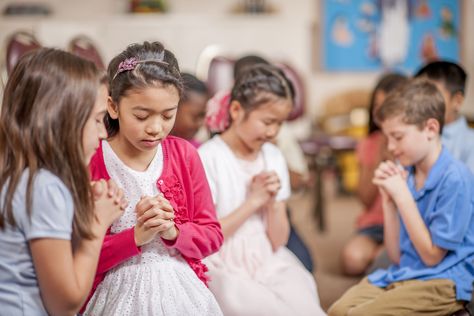 These fun prayer activities and games will help you teach kids in a way that makes sense to them. These can be taught in Sunday school or at home. Sunday School Games, School Prayer, Children Praying, Sunday School Teacher, How To Pray, Prayers For Children, Christian School, Sunday School Lessons, School Lessons