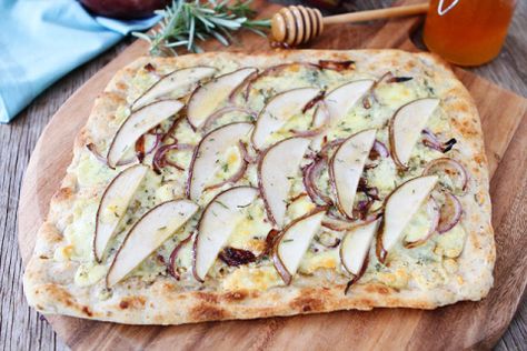 Pear and Blue Cheese Flatbread Recipe Blue Cheese Flatbread, Flatout Recipes, Cheese Flatbread Recipes, Baked Dinners, Pear And Blue Cheese, Appetizer Vegetarian, Hot Apps, Prosciutto Pizza, Easy Flatbread