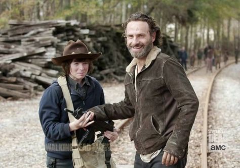 Rick Walking Dead, The Walking Dead Cast, Rick And Carl, Twd Memes, The Day Will Come, Walking Dead Cast, Chandler Riggs, Carl Grimes, Andrew Lincoln