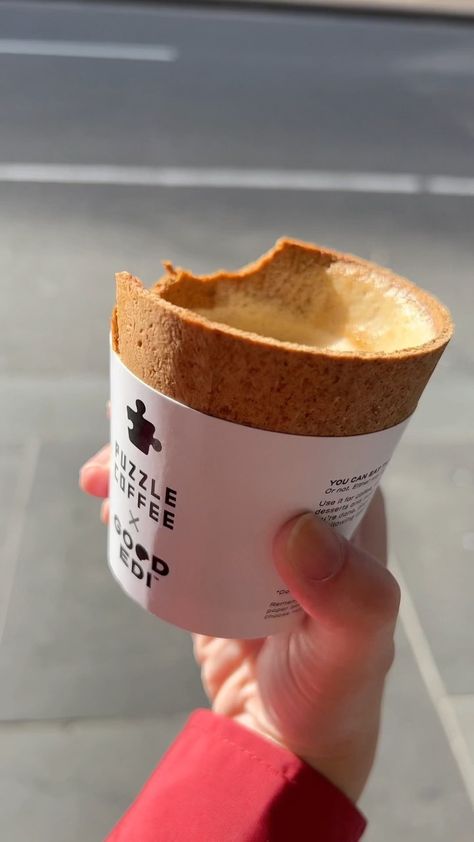 nickandhelmi on Instagram: Edible coffee cup☕️ Yes eat your coffee cup guys🤭 - made out of wheat and grains, this tasted like Weet-Bix. This cup is actually quite… Cafe Cups Ideas, Edible Coffee Cup, Cute Cafe Ideas, Cup Coffee Design, Breakfast With Coffee, Edible Cups, Easy Coffee Recipes, Food Cart Design, Cafe Cup