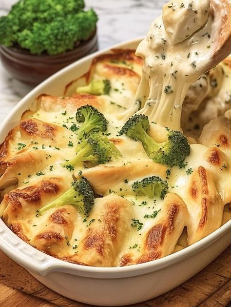 Jasmine Filerance Baked Alfredo, Creamy Alfredo Sauce, Chicken Shredded, Broccoli Bake, Rigatoni Pasta, Chicken And Broccoli, Rigatoni, Alfredo Sauce, Rotisserie Chicken