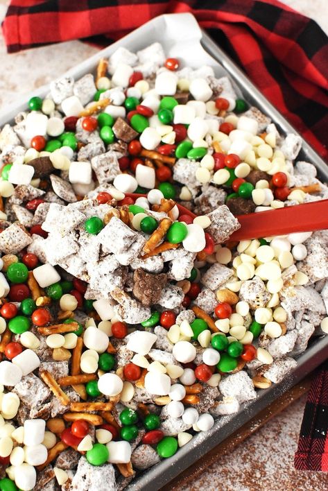 A delicious Christmas Chex Mix recipe that makes for a festive holiday snack. Reindeer Chow is a Santa-approved, perfect Christmas party food. Christmas Chex Mix Recipe, Chex Mix Recipes Christmas, Chex Mix Muddy Buddies, Chex Recipes, Puppy Chow Christmas, Reindeer Chow, Reindeer Party, Chex Mix Christmas, Puppy Chow Chex Mix Recipe