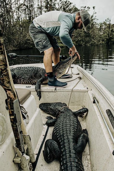 Gator HUNT - louisianalife.com Gator Hunting, Louisiana Alligator, Alligator Hunting, Movie Fast And Furious, Finger Pointing, Cyprus Greece, Western Movies, Gibson, The Great Outdoors