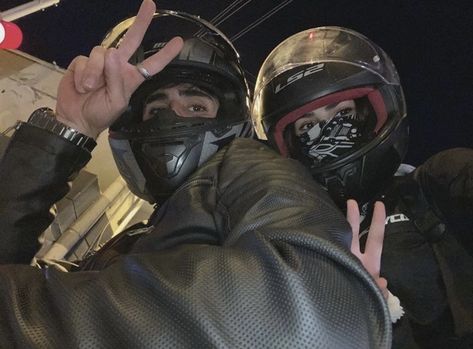 Biker Couple, Sosua, Bakal Suami, Biker Aesthetic, Motorcycle Aesthetic, Biker Boys, Biker Love, 남자 몸, Buku Skrap