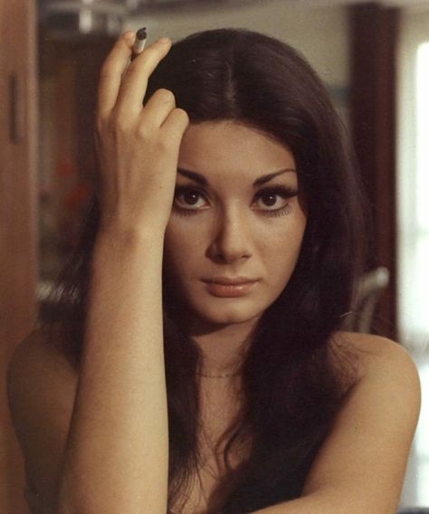 Edwige Fenech Edwige Fenech, Arte Pulp, Retro Makeup, Italian Actress, Vintage Makeup, Beauty Icons, Silver Screen, Flower Beauty, Classic Beauty