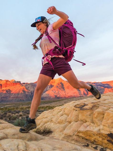 Camping Fashion, Outdoor Style Women, Hiking Pose, Hiking Boots Outfit, Running Pose, Outdoorsy Style, Hiking Shorts, Workout Sets, Hiking Tips