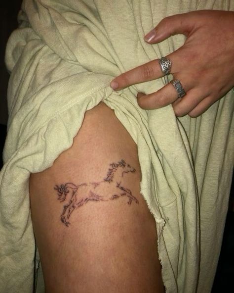 Horse Back Tattoo, Tattoo Ideas Horse, Southern Tattoos, Long Tattoo, Victorian Tattoo, Green Tattoo, Tattoo Horse, Stick And Poke Tattoo, Handpoke Tattoo