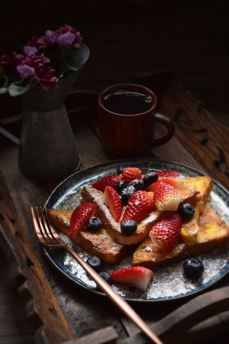 Asian Food Photography, Food Photography Dessert, Breakfast Photography, Dark Food Photography, Bread Shop, Gourmet Breakfast, French Breakfast, Healthy Recipes Easy Snacks, Styling Photography