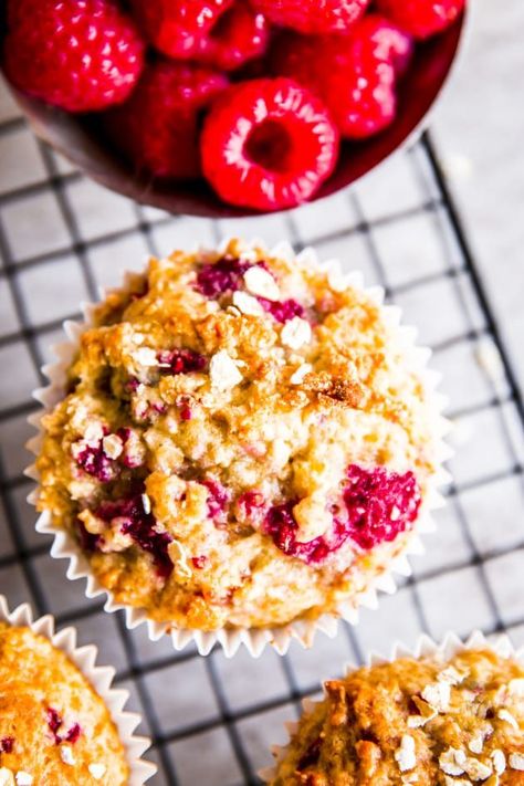 Gluten Free Raspberry Oatmeal Muffins are soft, delicious, and so easy. You'll be making these all summer long! #muffins #glutenfree Raspberry Oat Muffins, Raspberry Oatmeal Muffins, Muffins Raspberry, Oatmeal Muffins Healthy, Oatmeal Muffin Recipes, Raspberry Oatmeal, Raspberry Muffins, Chocolate Banana Muffins, Oat Muffins